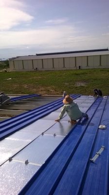Tôn cliplock và đai kẹp được sử dụng làm nhà xưởng