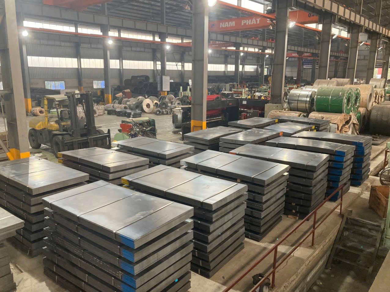 Tôn inox phẳng tại xưởng