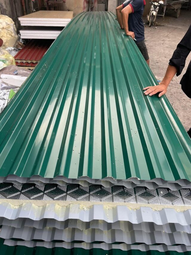 được sản xuất từ tôn mạ màu + lớp PU/PE cách nhiệt + tôn/bạc