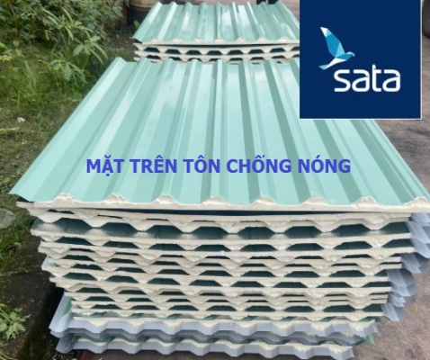 Mặt trên là tôn lạnh có cấu tạo từ 55% nhôm, 43,5 kẽm, 1,5% silicon, giúp cho bề mặt tôn được bền hơn