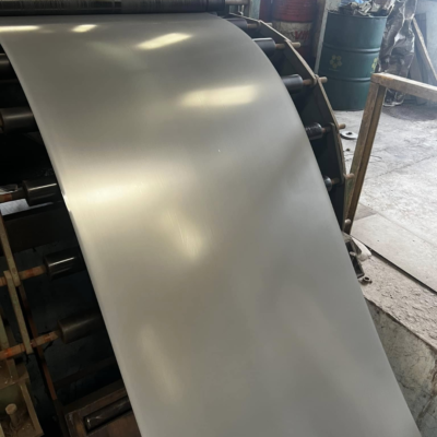Nếu bề mặt bị xước, nên sơn phủ kẽm lạnh hoặc sơn chống gỉ tại vị trí đó.