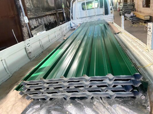Vận chuyển, thi công tôn lạnh ép xốp cho khách hàng
