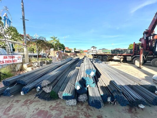 Dùng xe chuyên dụng, ràng chặt thép chắc chắn để tránh va đập, trượt đổ khi di chuyển.