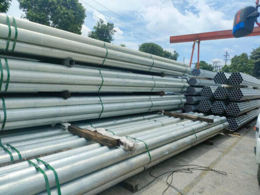 Ứng dụng trong sản xuất kệ sắt, giá đỡ, cửa cuốn.