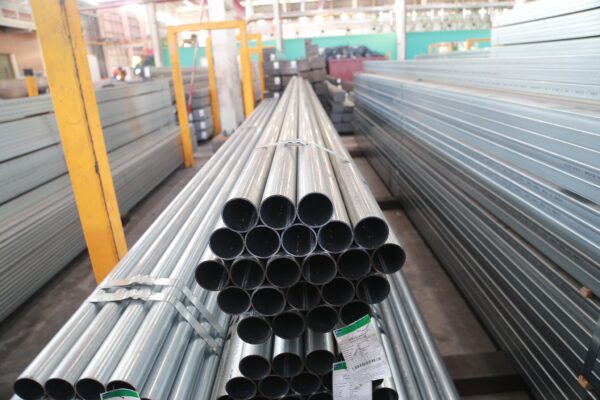Ống thép mạ kẽm là một loại ống thép được phủ một lớp kẽm nhằm bảo vệ khỏi sự ăn mòn, rỉ sét