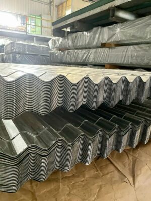 Tôn nhôm cán sóng là vật liệu lợp mái được ưa chuộng nhờ trọng lượng nhẹ, khả năng chống ăn mòn và độ bền cao.