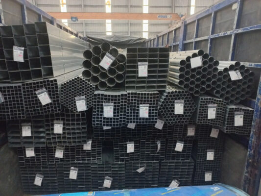 Các loại thép mạ kẽm, thép không gỉ có khả năng chống oxy hóa, hạn chế gỉ sét khi tiếp xúc với môi trường ngoài trời