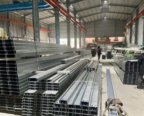 Xà gồ C100, với tiết diện hình chữ C và chiều cao 100mm, là thành phần không thể thiếu trong nhiều công trình xây dựng nhờ khả năng chịu lực tốt và trọng lượng nhẹ.