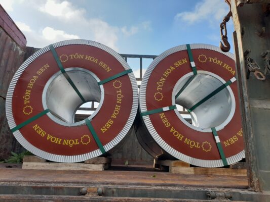 Tôn Hoa Sen là thương hiệu nổi tiếng với các sản phẩm tôn thép chất lượng cao, được sản xuất bằng công nghệ hiện đại và đạt tiêu chuẩn quốc tế