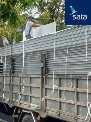 So với vật liệu truyền thống như gạch, bê tông, panel nhẹ hơn nhiều, giúp giảm tải trọng công trình và tiết kiệm chi phí kết cấu nền móng.
