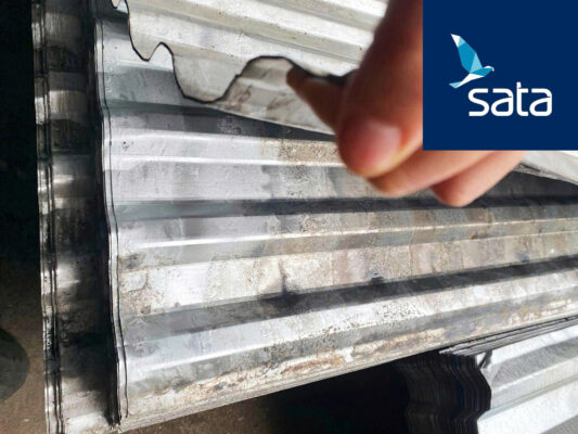các lỗi nhỏ phát sinh trong quá trình cán, mạ, cắt hoặc lưu kho, khiến hình thức sản phẩm không đạt chuẩn