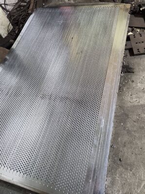 Tôn lỗ dày 1mm - 0.5mm được sản xuất từ thép mạ kẽm hoặc tôn mạ kẽm
