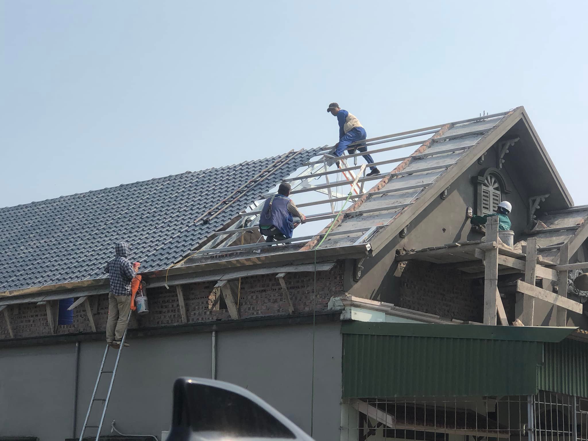 Hướng dẫn lắp đặt tôn nhựa giả ngói đúng chuẩn kỹ thuật