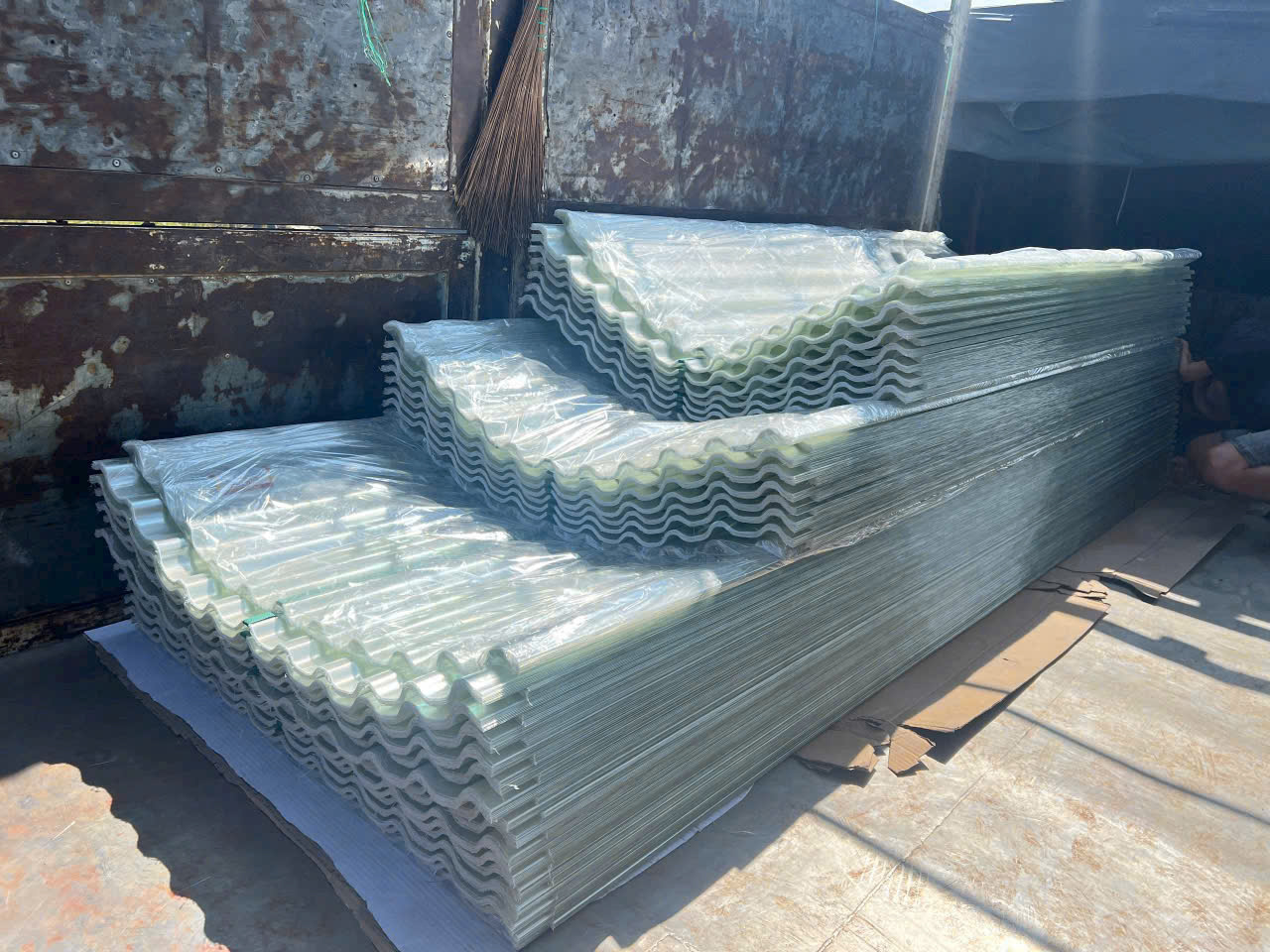 Giá tôn lấy sáng Composite mới nhất 2026